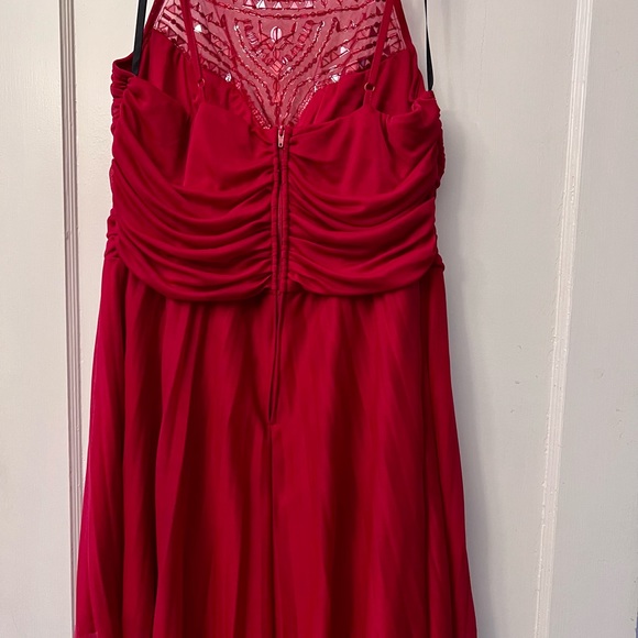 Red cocktail dress with beaded bodice, built in bra. Pleated skirt - Worn once! - Picture 5 of 5